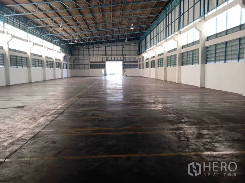 工厂 出租在Samut Prakan - 从中央望向1,200㎡厂房尽端的大型车辆出入口。