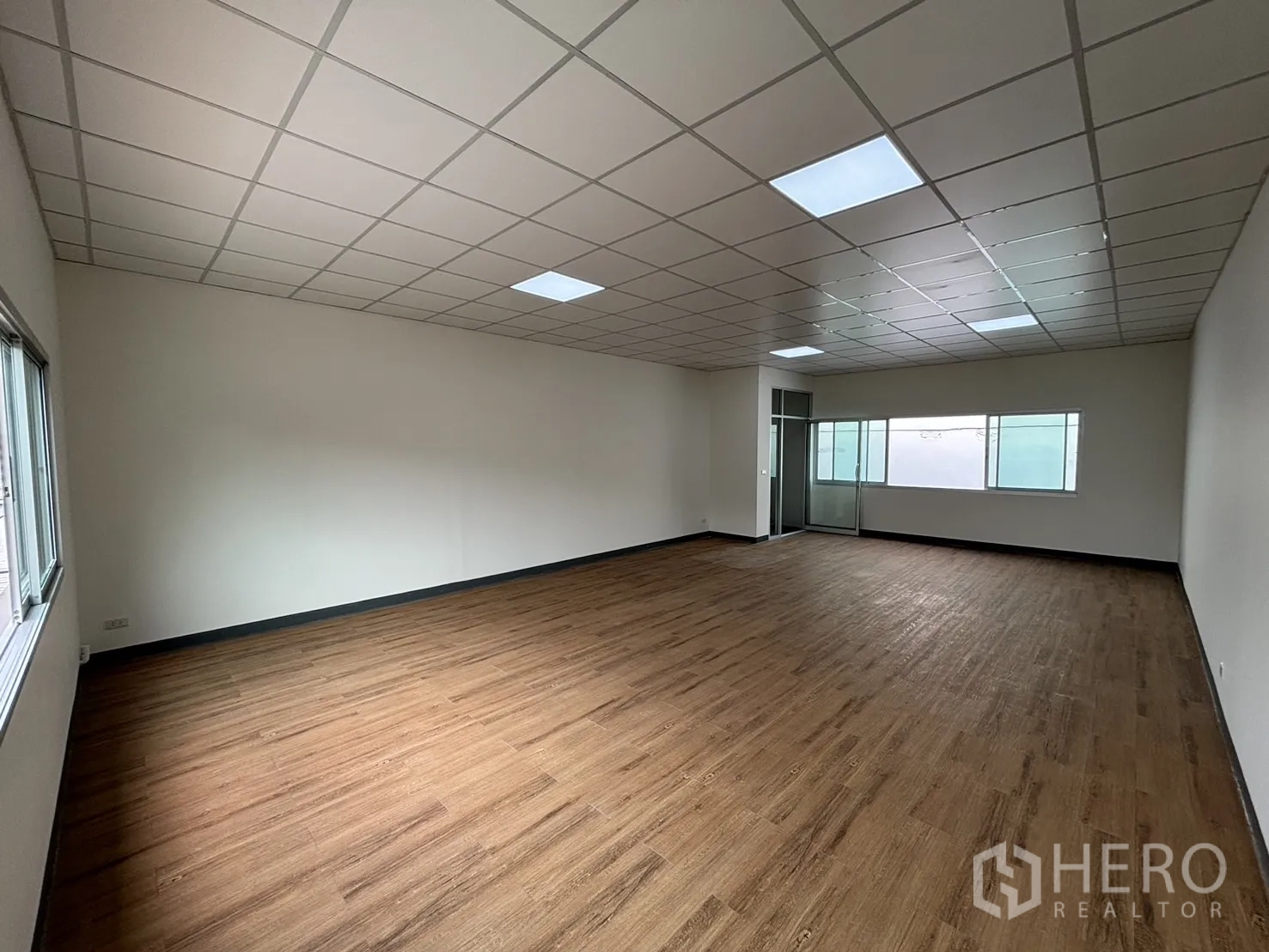 พื้นที่ขายปลีก ให้เช่า - พื้นที่ร้านแบบเปิดพร้อมหน้าต่างยาวและผนังกระจกด้านใน