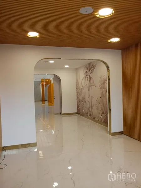 อาคารพาณิชย์ ให้เช่าในWatthana, Bangkok - ทางเดินฝ้าไม้ระแนง โค้งซุ้ม และผนังลายตกแต่ง