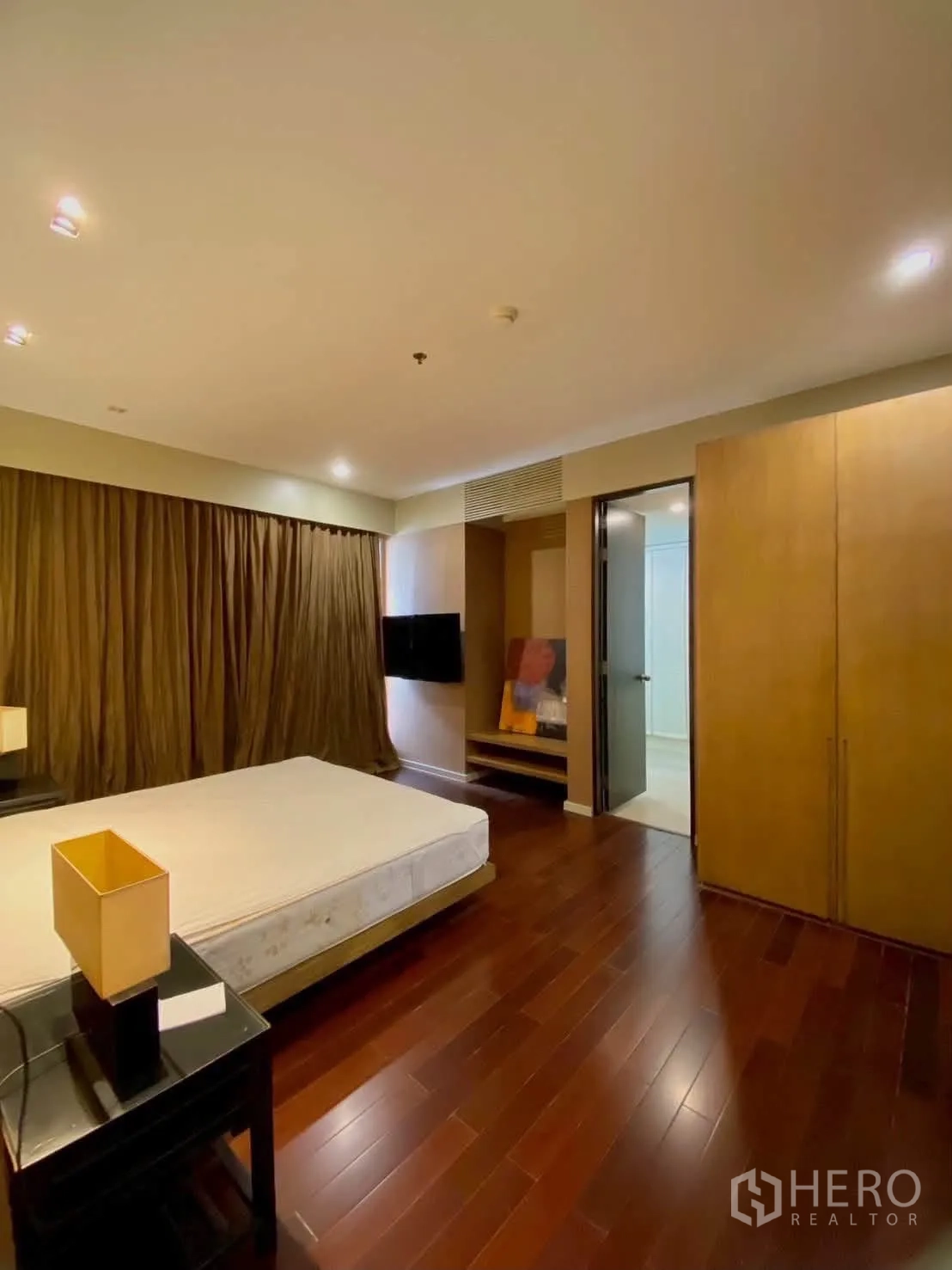 公寓 for rent in Khlong Toei, Bangkok - 主卧木地板，衣柜齐全并可通往套内卫浴。