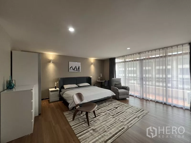 ทาวน์เฮาส์ ให้เช่าหรือขายในSuan Luang, Bangkok - ห้องนอนหน้าต่างพาโนรามา มีระเบียงและพื้นไม้