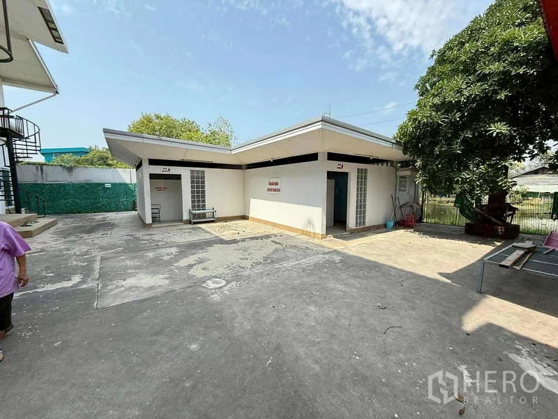 货栈 出租在Mueang Samut Prakan, Samut Prakan - 后方服务庭院中的单层附属建筑。