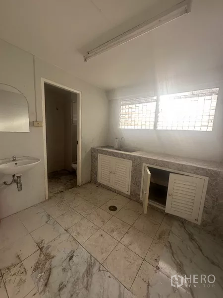 อาคารพาณิชย์ ให้เช่าในKhlong Toei, Bangkok - ดาดฟ้าพร้อมผนังลายช่องลมและวิวตึกไกลๆ.