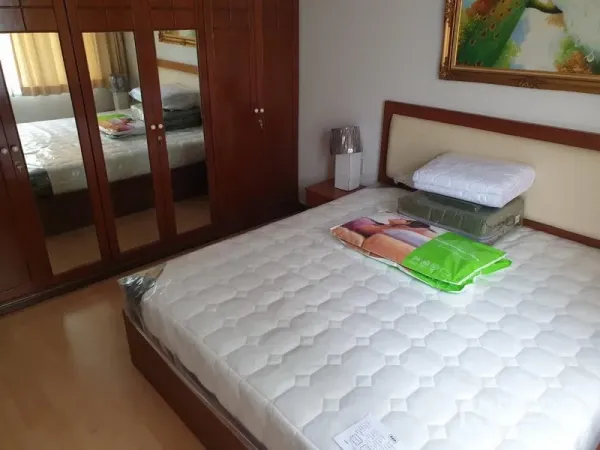 คอนโด ให้เช่าในWatthana, Bangkok - ห้องนอนใหญ่พร้อมเตียงควีน หัวเตียงบุนวม และตู้เสื้อผ้าไม้บานกระจก
