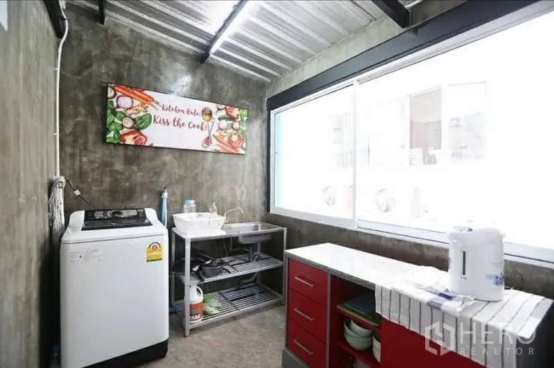 สำนักงานที่บ้าน ให้เช่าในKhlong Toei, Bangkok - ครัวไทยกะทัดรัด ผนังคอนกรีต หน้าต่างบานใหญ่ ตู้แดง และเครื่องซักผ้า