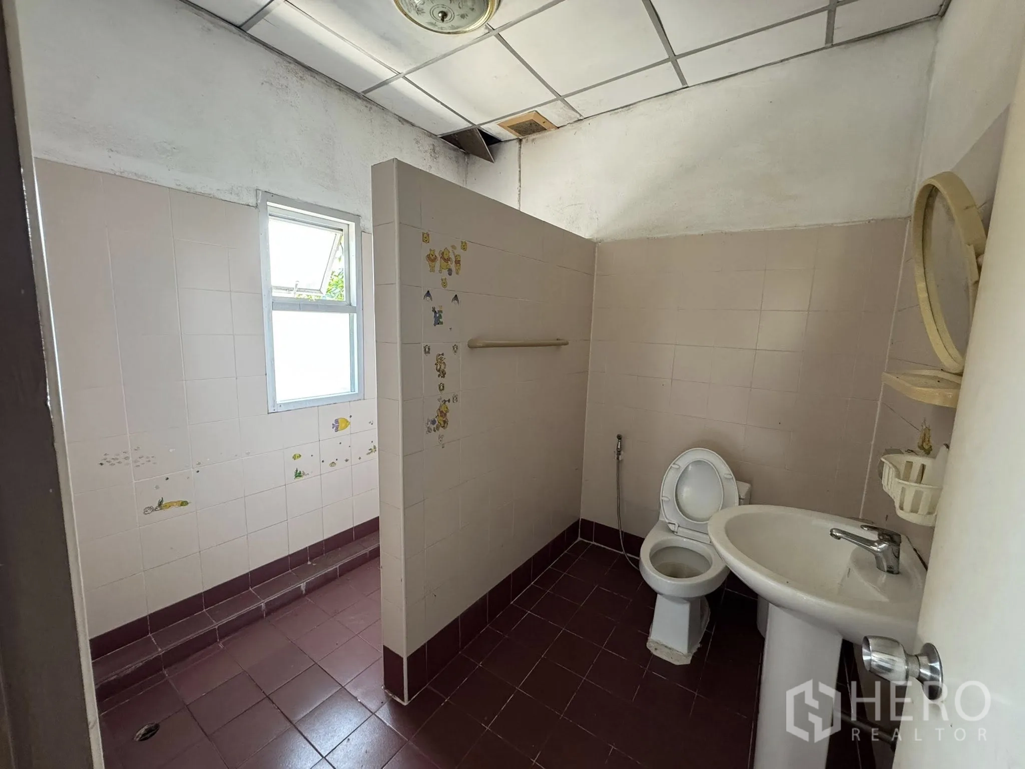 货栈 for rent in Mueang Samut Sakhon, Samut Sakhon - 旧式卫生间，坐便、洗手盆与淋浴区，小窗采光。