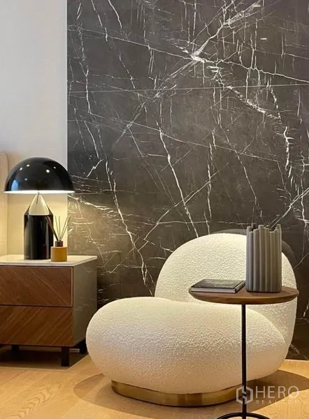 คอนโด ให้เช่าหรือขายในKhlong Toei, Bangkok - มุมอ่านหนังสือ เก้าอี้ทรงประติมากรรมสีขาว โต๊ะข้าง และโคมไฟตั้งโต๊ะ