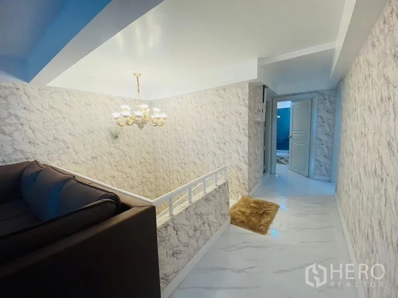 คอนโด ให้เช่าหรือขายในWatthana, Bangkok - โถงชั้นบนพร้อมบันได โคมระย้า และมุมที่นั่งสบายๆ