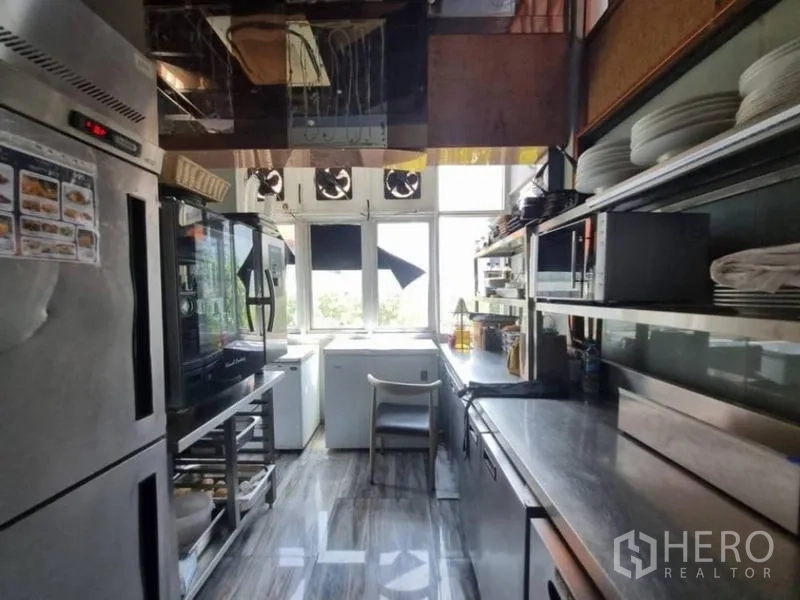 零售空间 出租在Bang Rak, Bangkok - 不锈钢商用厨房，烤箱、冰柜与置物架