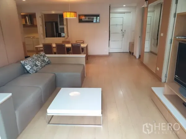 คอนโด ให้เช่าในWatthana, Bangkok - ห้องนั่งเล่นและทานอาหารแบบโอเพ่นแปลน พื้นไม้ โซฟา และโต๊ะทานข้าว