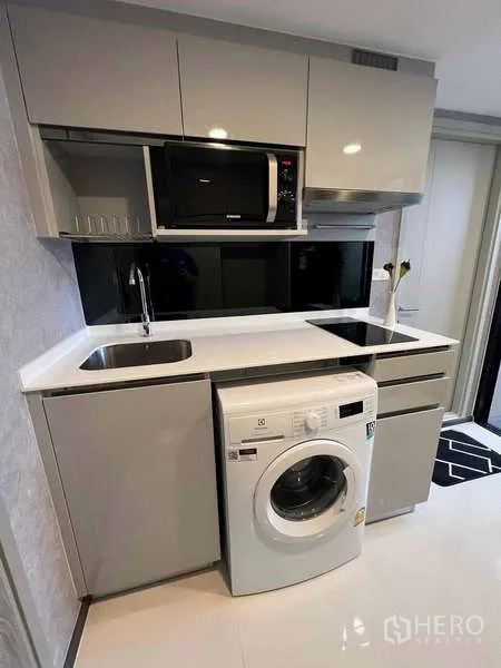 คอนโด ขายในChatuchak, Bangkok - ครัวคอมแพ็คพร้อมตู้เก็บของ ซิงก์ เตา ไมโครเวฟ และเครื่องซักผ้าใต้เคาน์เตอร์