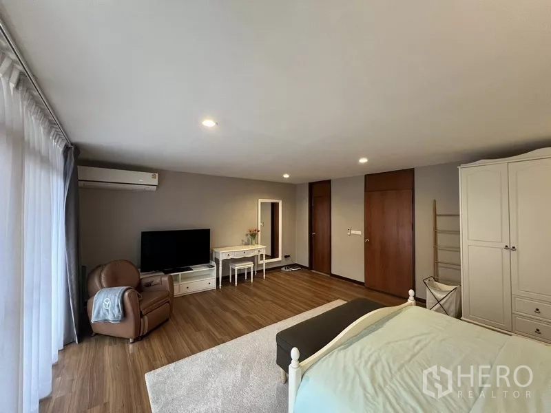 ทาวน์เฮาส์ ให้เช่าหรือขายในSuan Luang, Bangkok - ห้องนอนมาสเตอร์มุมมองเห็นชั้นวางทีวี โต๊ะเครื่องแป้ง และประตูคู่