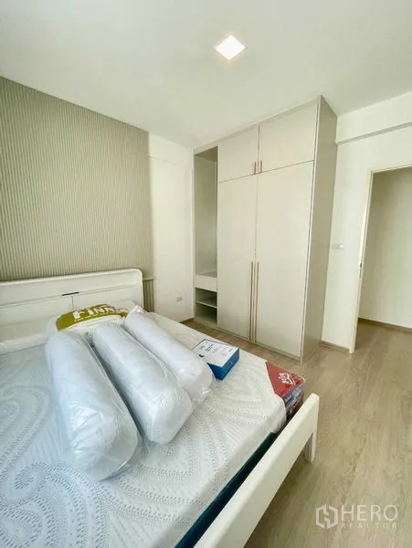 联排别墅 出租或出售在Prawet, Bangkok - 客卧带内置衣柜与浅色木地板。