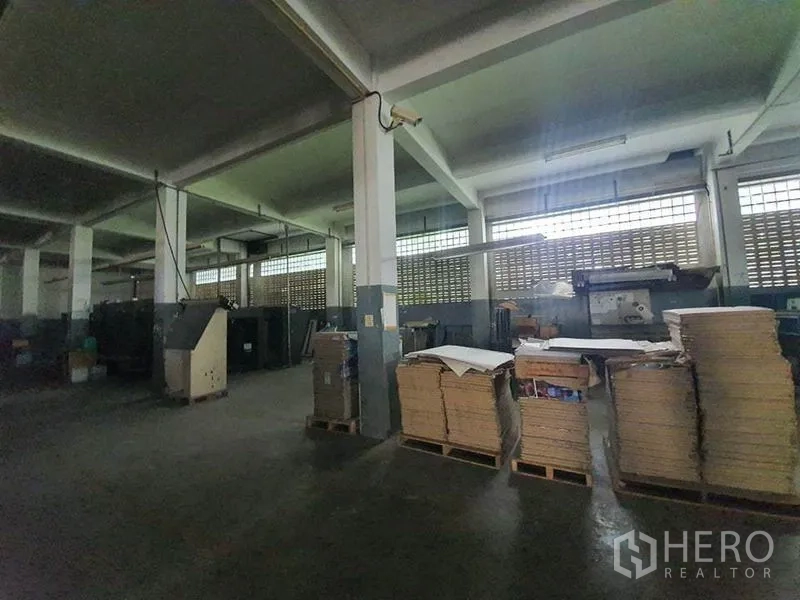 工厂 出售在Bang Khun Thian, Bangkok - 堆放纸板托盘与机器的存储区