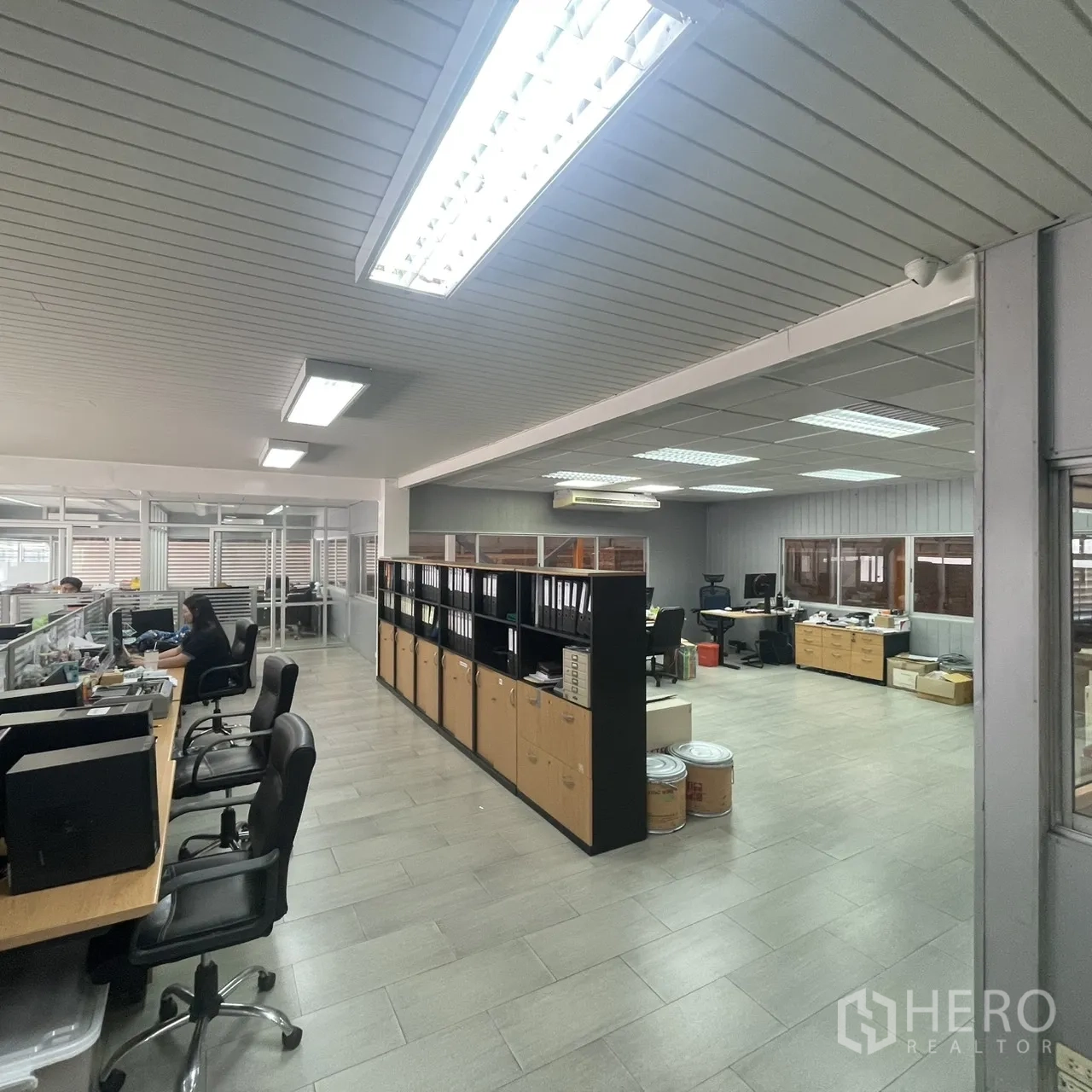 工厂 出租在Khlong Toei, Bangkok - 开放式办公区，配办公桌、书架与瓷砖地面。