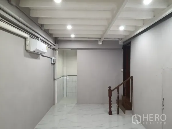 อาคารพาณิชย์ ให้เช่าในPhra Khanong, Bangkok - พื้นที่ชั้นล่าง ฝ้าเพดานคานสีขาว ไฟดาวน์ไลท์ แอร์ และบันไดไม้เล็ก