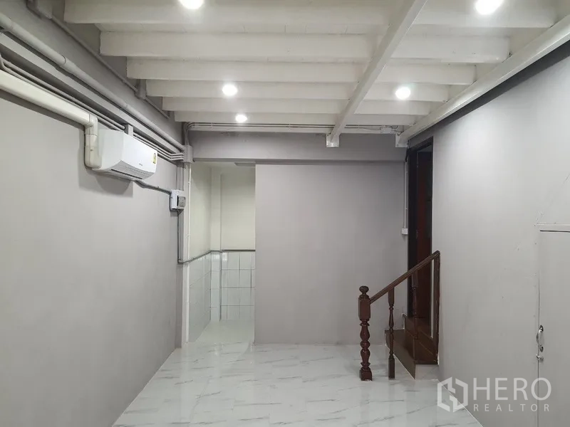 อาคารพาณิชย์ ให้เช่าในPhra Khanong, Bangkok - พื้นที่ชั้นล่าง ฝ้าเพดานคานสีขาว ไฟดาวน์ไลท์ แอร์ และบันไดไม้เล็ก