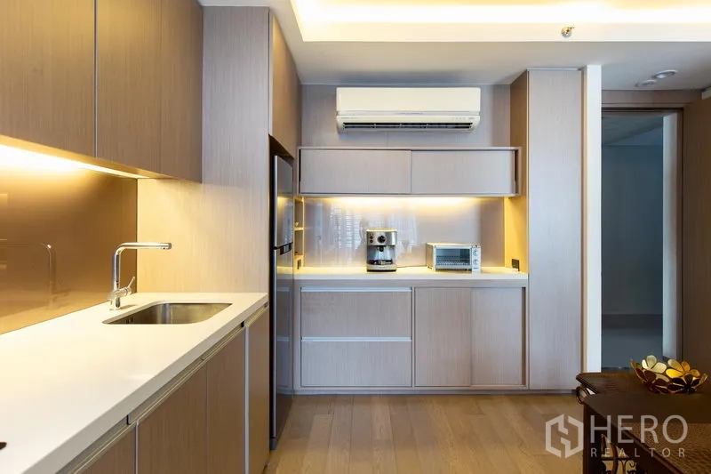 คอนโด ให้เช่าในWatthana, Bangkok - ภาพใกล้ของครัวบิลท์อินพร้อมเครื่องใช้ ไฟ LED และเครื่องปรับอากาศ