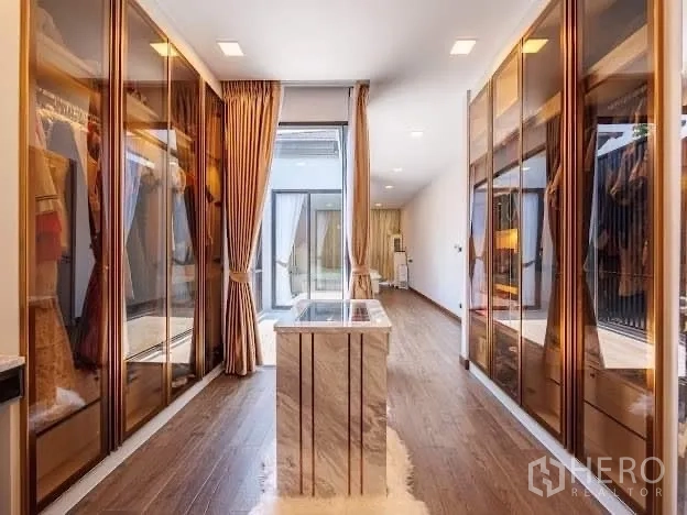 Detached House for sale in Prawet, Bangkok - Bright dressing room view with mirrored wardrobes and natural light from courtyard.