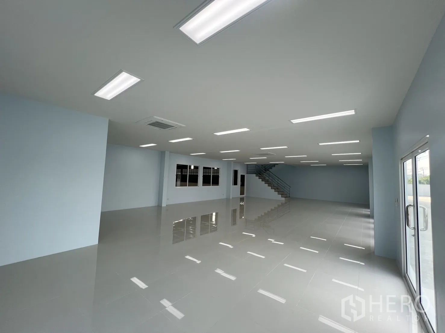 คลังสินค้า ให้เช่าในMueang Samut Prakan, Samut Prakan - ออฟฟิศชั้นล่างแบบโอเพ่นสเปซ ปูกระเบื้องแกรนิตโต้ ไฟ LED สว่าง