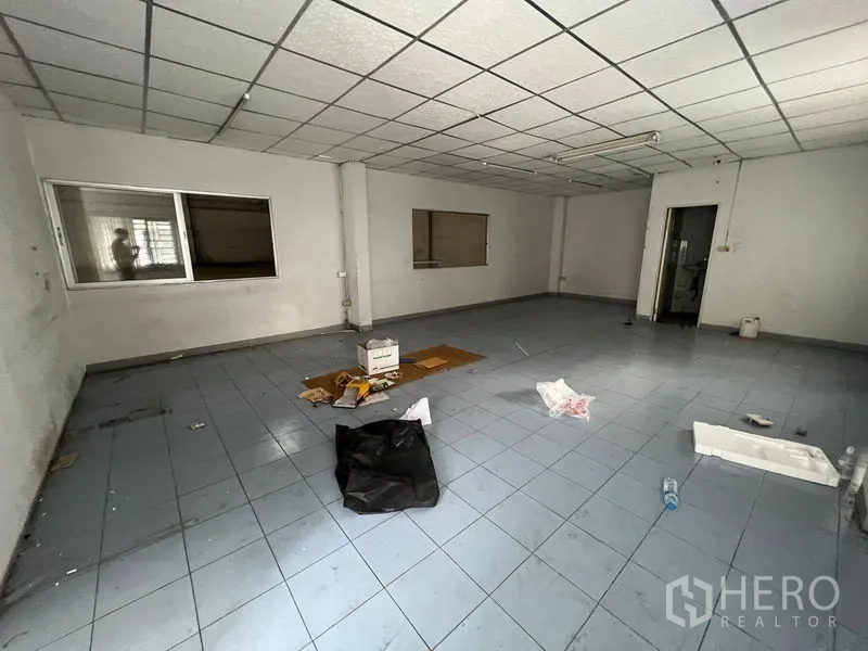 คลังสินค้า ให้เช่าในBang Sao Thong, Samut Prakan - ห้องสำนักงานว่าง มีกระจกมองเข้าโกดังและของวางกระจัดกระจาย