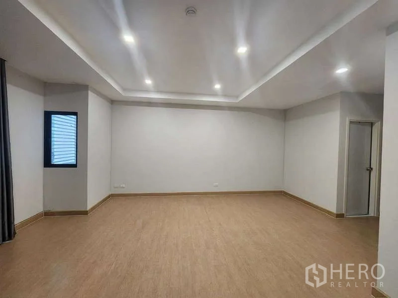 สำนักงานที่บ้าน ให้เช่าในLat Krabang, Bangkok - ห้องอเนกประสงค์ขนาดใหญ่ ฝ้าหลุม พื้นลายไม้ และหน้าต่างรับแสงธรรมชาติ