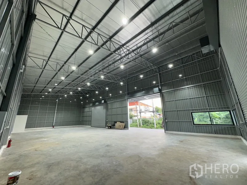 คลังสินค้า ให้เช่าในBang Kapi, Bangkok - พื้นที่เก็บสินค้าสว่าง โครงหลังคาเหล็ก ไฟ LED และหน้าต่างด้านข้างใกล้ทางเข้า