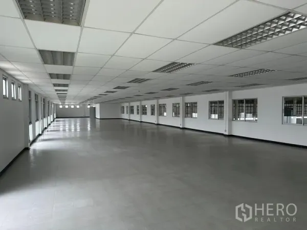 工厂 出租在Pathum Thani - 大型办公室空间，吊顶、日光灯和成排窗户。