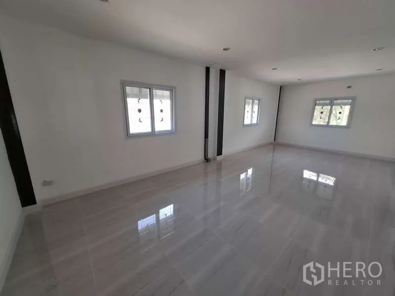 货栈 出租或出售在Bang Phli, Samut Prakan - 转角办公室，三面窗与明亮地面