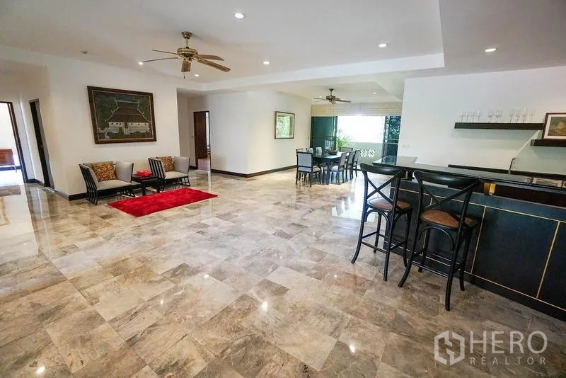 อพาร์ทเมนท์ ให้เช่าในWatthana, Bangkok - พื้นที่นั่งเล่นและรับประทานอาหารขนาดใหญ่พร้อมบาร์อาหารเช้าและพื้นหินอ่อนเงางาม