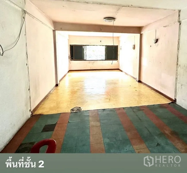 อาคารพาณิชย์ ให้เช่าในWatthana, Bangkok - ห้องโล่งชั้น 2 มีหน้าต่างขนาดใหญ่ด้านหน้า พื้นไวนิลหลายเฉด.