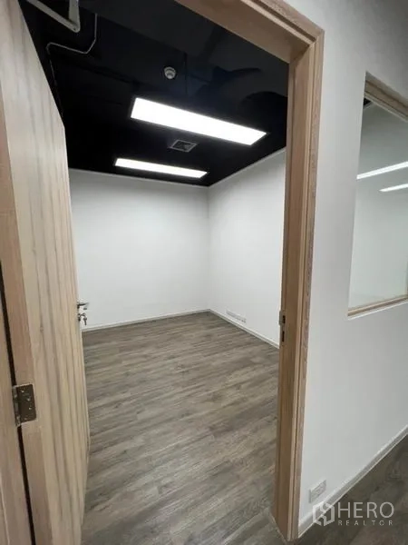 办公空间 出租在Khlong Toei, Bangkok - 小型独立办公室，木纹地板与黑色开放天花