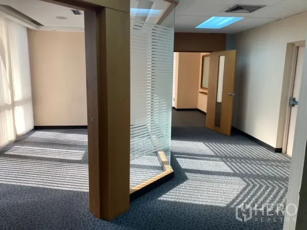 สำนักงาน ให้เช่า - พื้นที่สัญจรสว่าง กั้นกระจกโค้ง ประตูเปิดรับแสงธรรมชาติ ปูพรมลาย