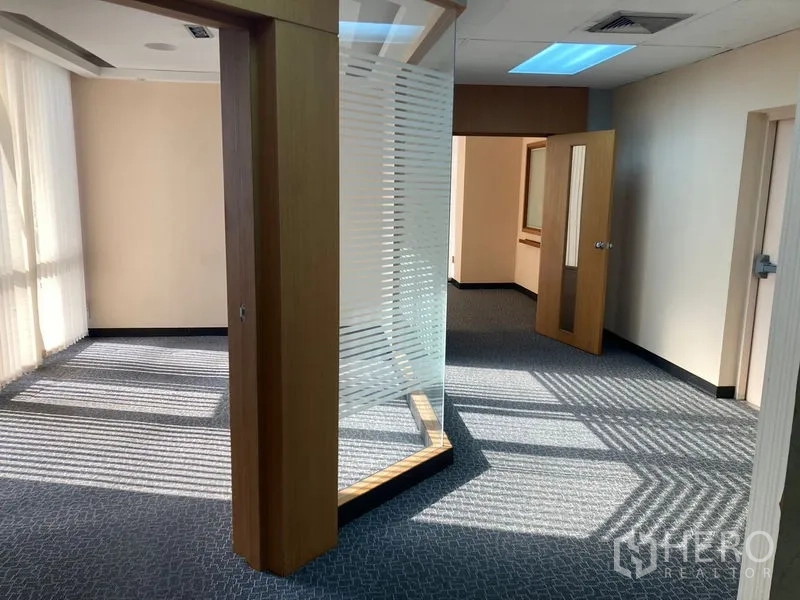 สำนักงาน ให้เช่า - พื้นที่สัญจรสว่าง กั้นกระจกโค้ง ประตูเปิดรับแสงธรรมชาติ ปูพรมลาย
