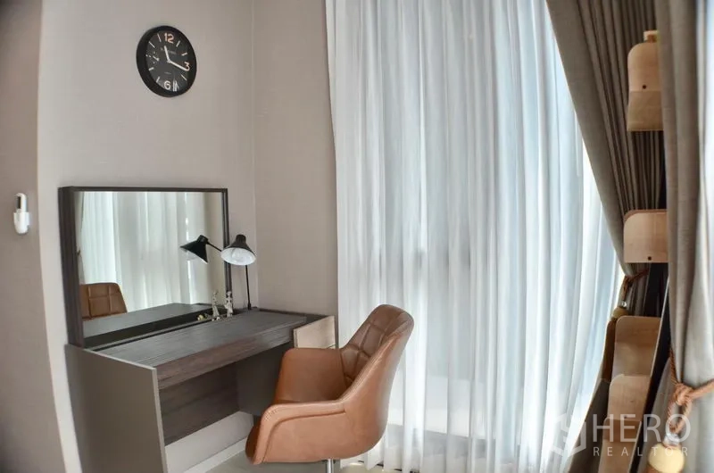 คอนโด ให้เช่าในWatthana, Bangkok - มุมทำงานพร้อมโต๊ะ กระจก และเก้าอี้ข้างผ้าม่านโปร่ง