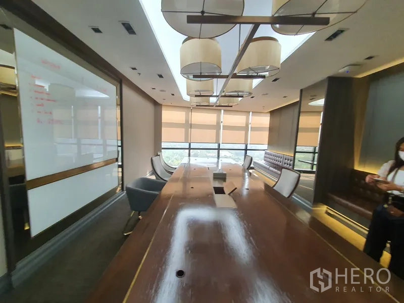 ออฟฟิศ for rent in Khlong Toei, Bangkok - ห้องบอร์ดรูมโต๊ะยาว โคมไฟแขวน และหน้าต่างบานใหญ่