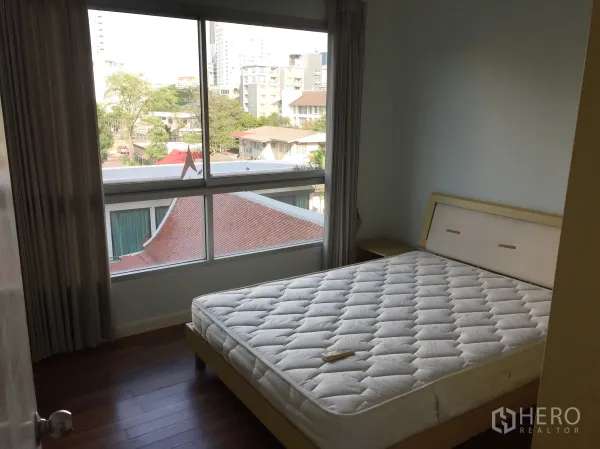 คอนโด ให้เช่าในWatthana, Bangkok - ห้องนอนอบอุ่นพร้อมหน้าต่างบานใหญ่และวิวชุมชนย่านทองหล่อ