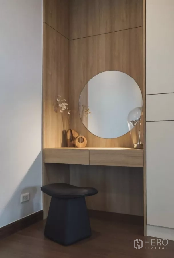 Detached House for rent in Bang Phli, Samut Prakan - Aerial view of living area with chaise sofa and sheer curtains.