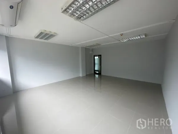 สำนักงาน ให้เช่าในBang Phli, Samut Prakan - พื้นที่ทำงานแบบเปิดโล่ง พื้นกระเบื้องเงา ไฟเพดาน และประตูกระจก