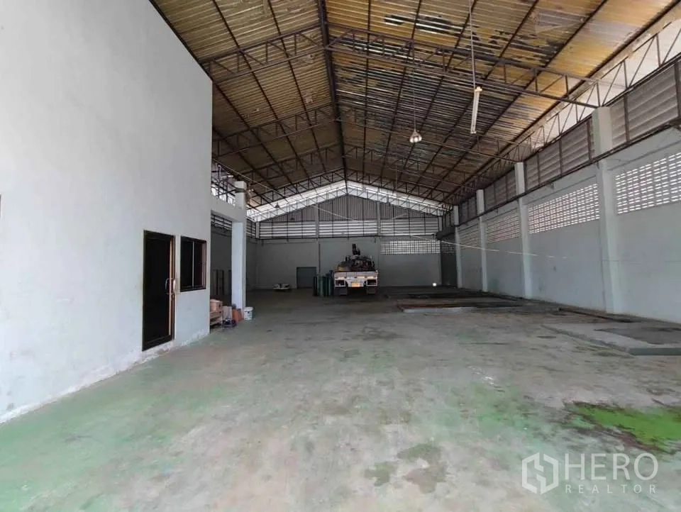 Factory for rent in Mueang Chachoengsao, Chachoengsao - Open factory floor with high truss roof and truck access at the far end.