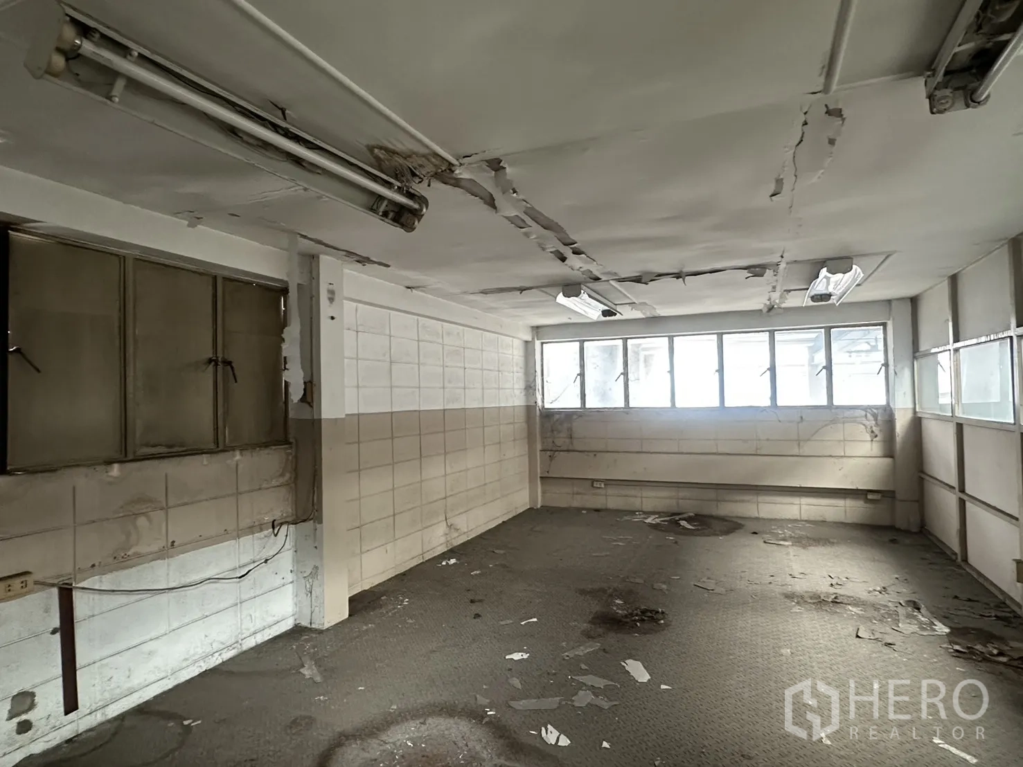 โกดัง for rent in Phra Khanong, Bangkok - ห้องสำนักงานภายในมีหน้าต่างและโคมไฟฟลูออเรสเซนต์
