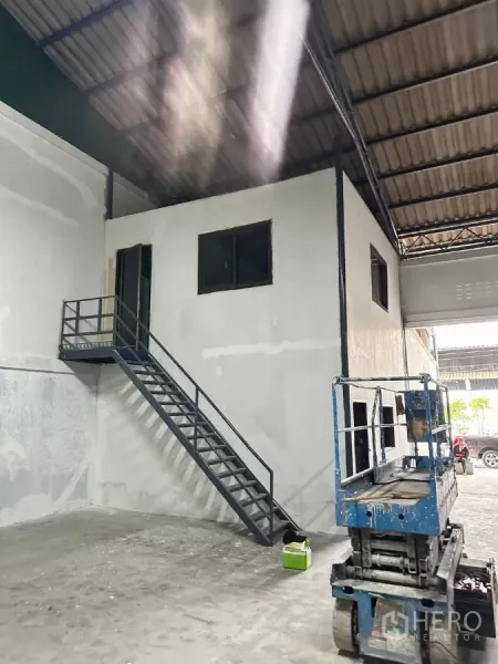 โรงงาน ให้เช่าในSamut Prakan - ออฟฟิศ 2 ชั้นภายใน พร้อมบันไดเหล็ก ข้างพื้นที่โหลดสินค้าใต้หลังคาสูง