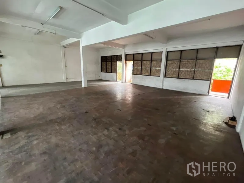 店屋 出租在Watthana, Bangkok - 顶层开放空间，宽幅窗、推拉门与小阳台。