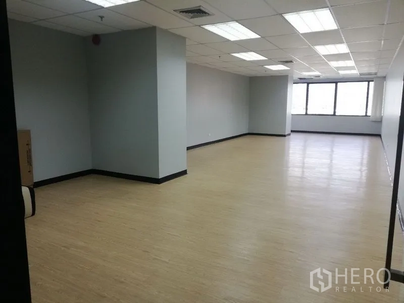 สำนักงาน ให้เช่าในWatthana, Bangkok - พื้นที่สำนักงานกว้างขวาง มีเสากลางห้อง ไฟฝ้า และหน้าต่างขนาดใหญ่