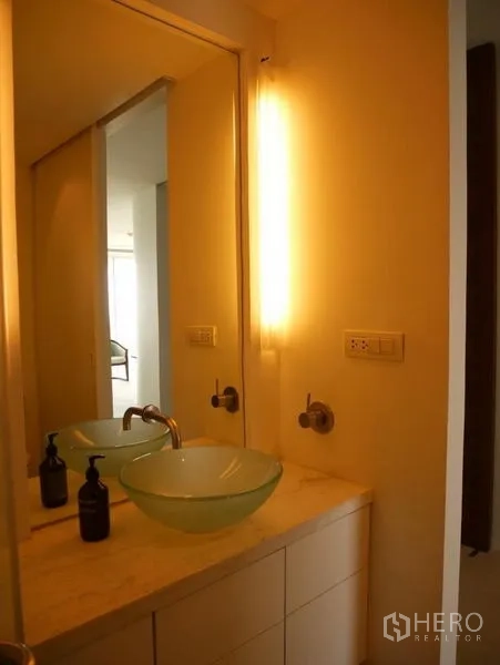 คอนโด ให้เช่าในKhlong Toei, Bangkok - เคาน์เตอร์ล้างหน้าพร้อมอ่างทรงถ้วย กระจกไฟซ่อน และท็อปหินอ่อน