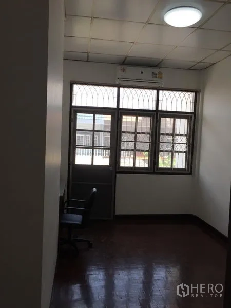 ทาวน์เฮาส์ ให้เช่าในPhra Khanong, Bangkok - ห้องขนาดกะทัดรัด มีเหล็กดัดและประตูออกระเบียงเล็ก