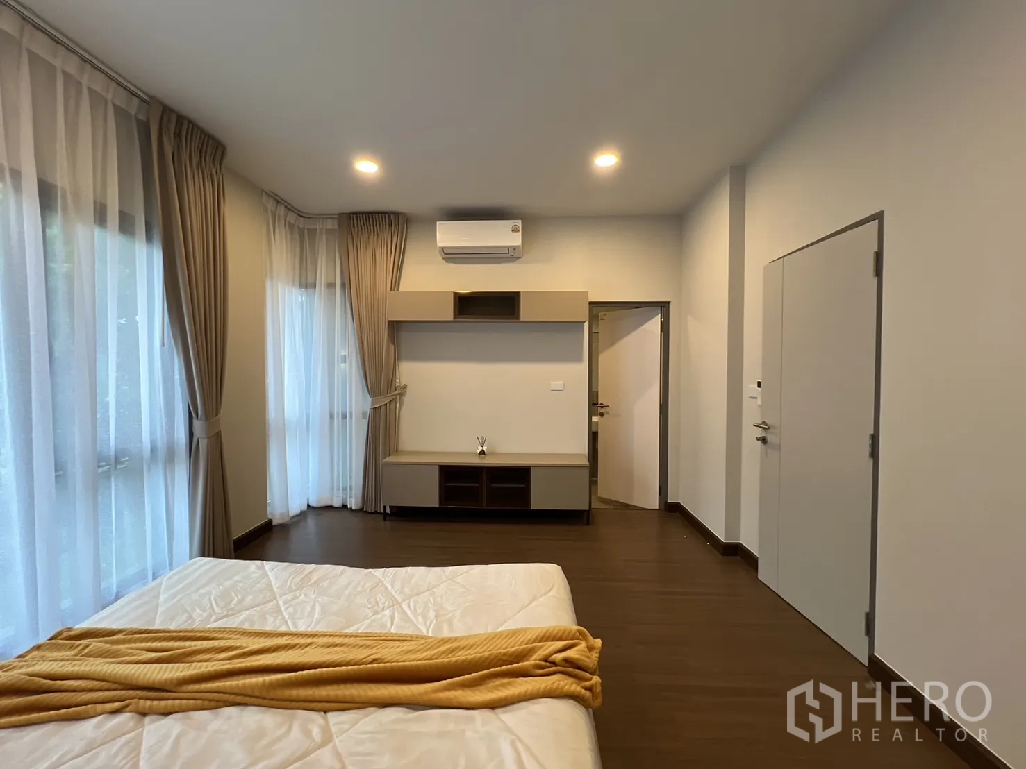 Detached House for rent or sale in Bang Phli, Samut Prakan - Corner bedroom with abundant natural light and storage unit.