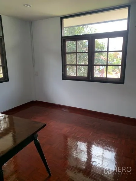 บ้าน ให้เช่าในKhlong Toei, Bangkok - ห้องชั้นบนพื้นไม้เงา มีโต๊ะมุมและหน้าต่าง