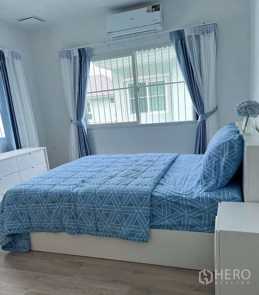 Detached House for rent in Bang Phli, Samut Prakan - Bright bedroom with blue bedding and wood flooring.