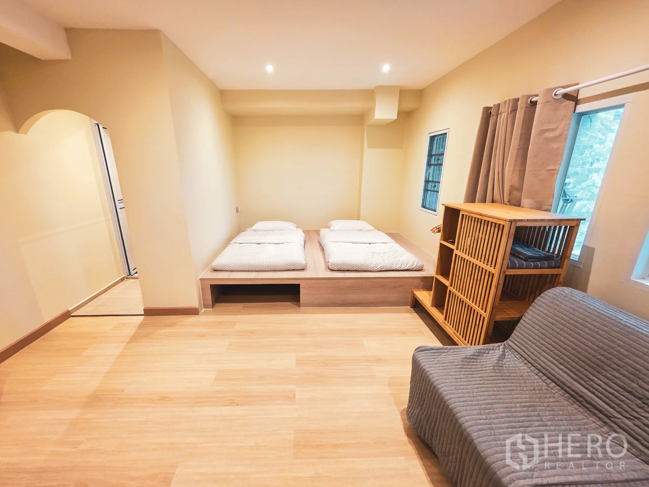 อาคารพาณิชย์ ให้เช่าในWatthana, Bangkok - เตียงคู่ยกพื้นชิดหน้าต่าง พร้อมชั้นวางแบบเปิด